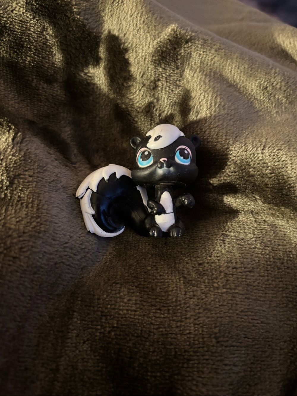 Littlest Pet Shop Black & White Skunk Figure with Blue Eyes